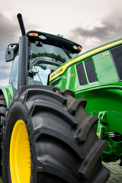 John Deere agricultural tractor model 7M 230 with robust design, high traction tires and characteristic green paint.
