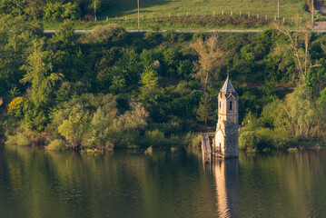 Vista de la iglesia de Villanueva de las Rozas. Tomada desde la península de la Lastra en mayo de...