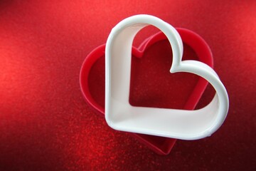 Białe i czerwone kształty serca - symbole miłości © tomo81