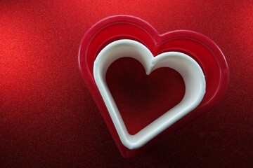 Białe i czerwone kształty serca - symbole miłości