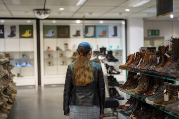 Obraz premium Shopping for footwear in a modern shoe store with a variety of styles on display