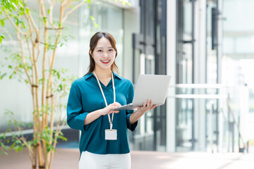 オフィスで働く若いエンジニアの女性　撮影協力:スカパー東京メディアセンター