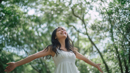 Naklejka premium 森林浴で深呼吸する女性