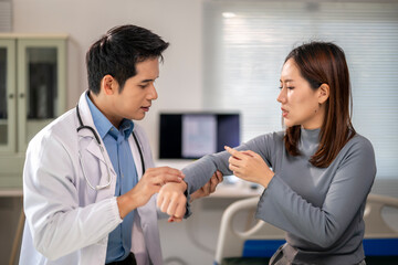 Obraz premium A doctor is examining a woman's arm
