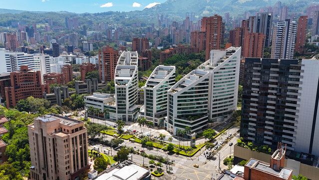 Foto a&eacute;rea por el Poblado, en la Ciudad de Medell&iacute;n, Colombia, cerca a la MIlla de Oro., en la que se observa a San Fernando Plaza