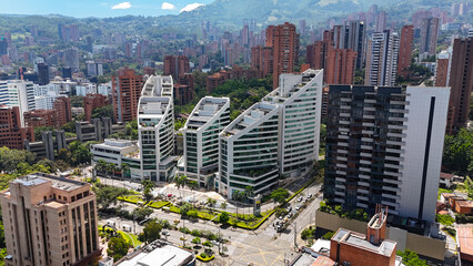 Foto a&eacute;rea por el Poblado, en la Ciudad de Medell&iacute;n, Colombia, cerca a la MIlla de Oro., en la que se observa a San Fernando Plaza