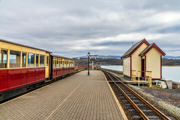 Obraz premium A view towards the end of the platform at the railway station at Porthmadog, Wales in springtime