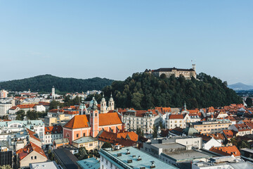 Obraz premium panorama of the old town of ljubljana slovenia beautiful houses colorful and castle on top