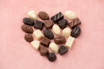 ハート型に並べたチョコレートの背景