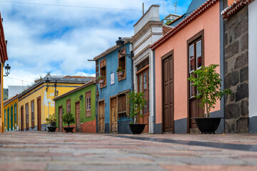 Wunderschöne Innsenstadt von Los Llanos auf La Palma mit enger Gasse und Wohnhäusern im mediterranen Stil