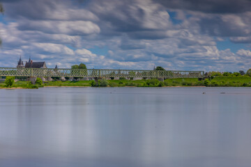 La Passerelle de Sully-sur-Loire avec son château en arrière plan