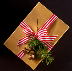 Geschenk Verpackung Packpapier mit gestreiftem Geschenk Band mit Tanne und Deko, Präsent, 