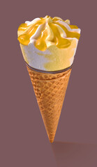 Zitronen Vanille Eis in Waffel Hoernchen, Eistüte, Zitroneneis, Waffelhörnchen, isoliert,