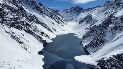 Foto aérea do lago congelado em Portillo, Chile, com a superfície branca contrastando com as...