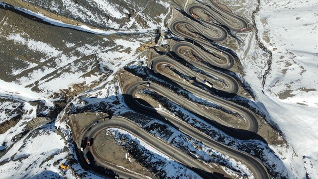 Foto a&eacute;rea de Los Caracoles, Chile, mostrando a sinuosa estrada montanhosa rodeada por paisagens &aacute;ridas e rochosas. Destaque para curvas fechadas e cen&aacute;rio natural t&iacute;pico da regi&atilde;o