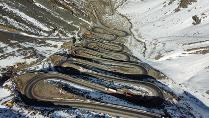 Imagem aérea da famosa rodovia Los Caracoles no Chile, com curvas fechadas em meio às montanhas andinas © RNL Fotografia