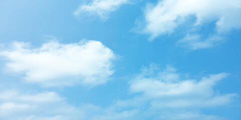 Obraz premium Słoneczne, błękitne, jasne, akwarelowe tło. Akwarelowy papier z efektem pędzla, teksturowane płótno, chmurny dym, miejsce na tekst, kartka rozrywkowa, szablon. Ilustracja graficzna w kolorze akwamaryny.