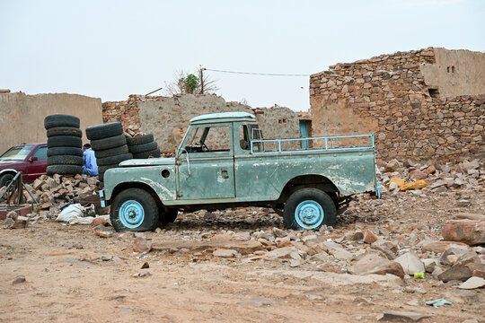 Vieille voiture dans les rues de Ouadane en Mauritanie