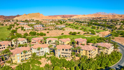 Fototapeta premium Aerial Luxury Golf Villas Palm Trees Desert Community Fly Through