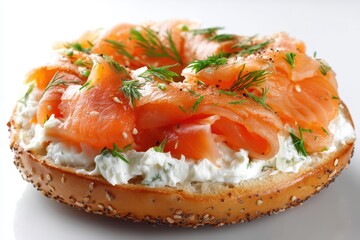 Frischer Bagel mit Räucherlachs und Frischkäse belegt mit Dill Lachsbagel klassisches Frühstück Brunch Gericht nahaufnahme saftiger Lachs auf Sesambagel Foodfotografie gesunde Mahlzeit