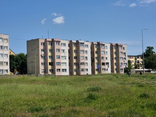 Stare komunistyczne bloki z wielkiej płyty w europie wschodniej.