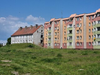 Stare komunistyczne bloki z wielkiej płyty w europie wschodniej.
