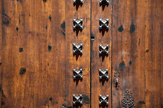 puerta antiguas medieval con filigranas de hierro cerradura y pomo