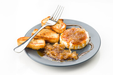 Goat cheese roll with caramelized onion delight