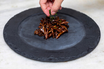 Putting chives under the shimeji