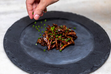 Putting chives under the shimeji