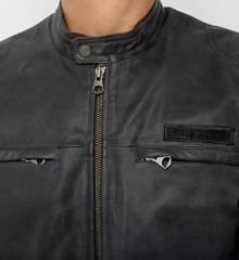 Détail blouson en cuir noir