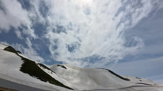 微速度撮影した初夏の観光名所アルペンルートの立山の雪景色