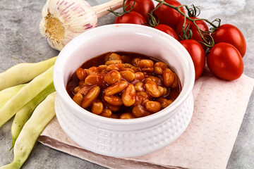 White baked bean in tomato sauce