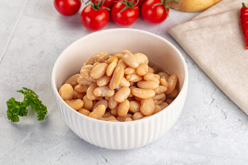Canned white beans in the bowl