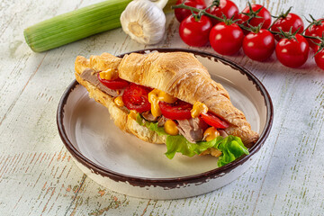 Croissant with tuna, tomato and salad