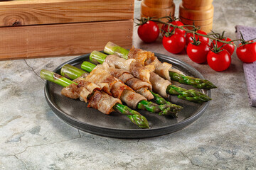 Boiled asparagus with roasted bacon