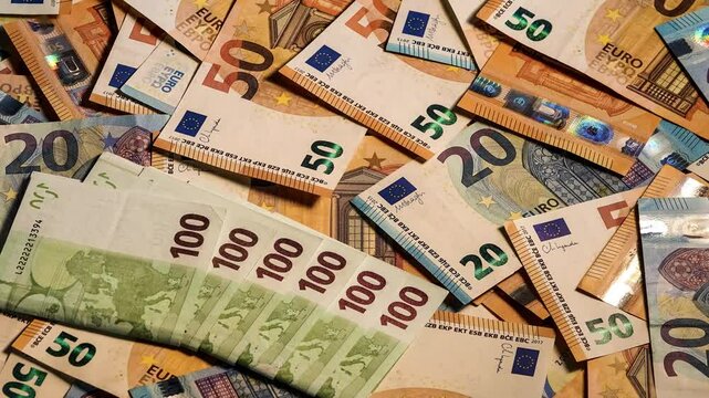 Des billets de 20 euros 50 euros et 100 euros avec d&eacute;placement lat&eacute;ral