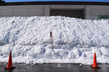 除雪した雪国の駐車場