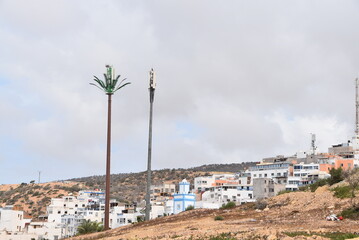 Obraz premium Antennes camouflées en palmier, dans le charment village côtier de Taghazout, au Maroc.