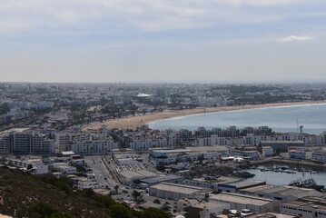 Obraz premium Vue aérienne de la ville côtière d'Agadir, au Maroc.
