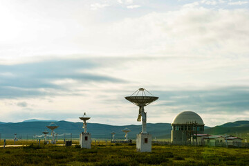 Radio telescopes and the Milky Way at night