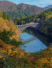 秋の第一只見川橋梁と列車