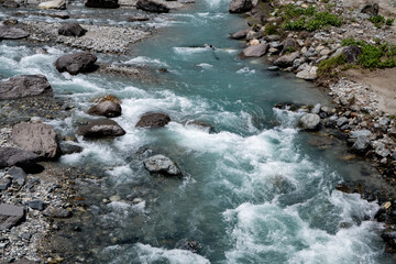 田んぼに流れる初夏の川　長野県