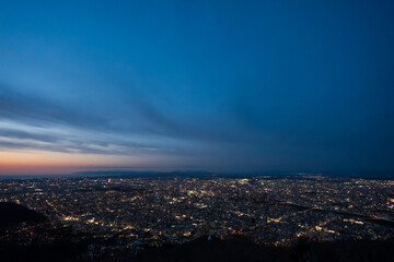 もいわ山展望台からの夕暮れの札幌の風景