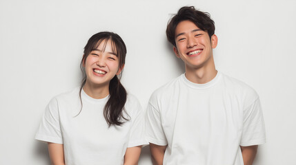 白いTシャツを着て楽しそうな笑顔の男女二人