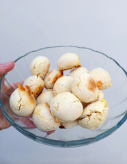 Bol con chipas calentitas. Cuenco con delicioso pan de queso.