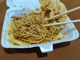 Mie Gacoan, Fried Noodles with Spicy Levels, is very popular in Indonesia, served with Fried Dumplings, sprinkled with chicken and other toppings, has a spicy taste and delights its fans.