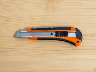 Knife with segmented blade. Heavy duty cutter ideal for thicker cuts and can be used for commercial and industrial purpose. Knife for cutting various materials