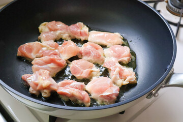 フライパンで調理中の鶏もも肉
