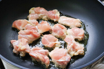 フライパンで調理中の鶏もも肉